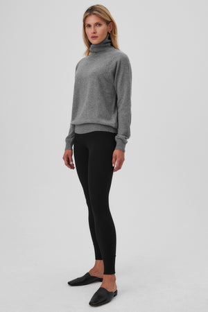 Leggings in organic cotton / 04 / 01 / onyx black *sweater-in-cashmere-16-13-grey-stone* ?The model is 177cm tall and wears size S? |
