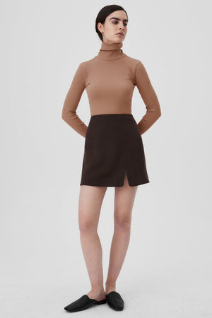 Turtleneck in organic cotton / 15 / 02 / coffee cream *tencel-skirt-07-02-dark-chocolate* ?The model is 172cm tall and wears size XS? |