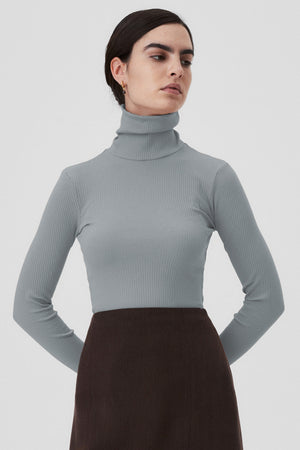 Turtleneck in organic cotton / 15 / 02 / basalt *tencel-skirt-07-02-dark-chocolate* ?The model is 172cm tall and wears size XS? |