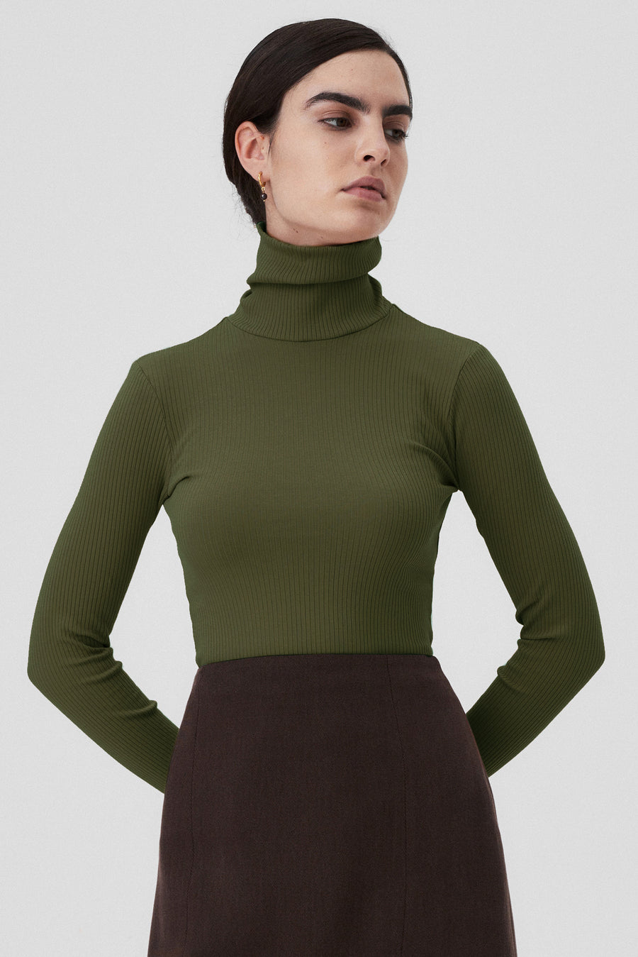 Turtleneck in organic cotton / 15 / 02 / olive garden *tencel-skirt-07-02-dark-chocolate* ?The model is 172cm tall and wears size XS? |