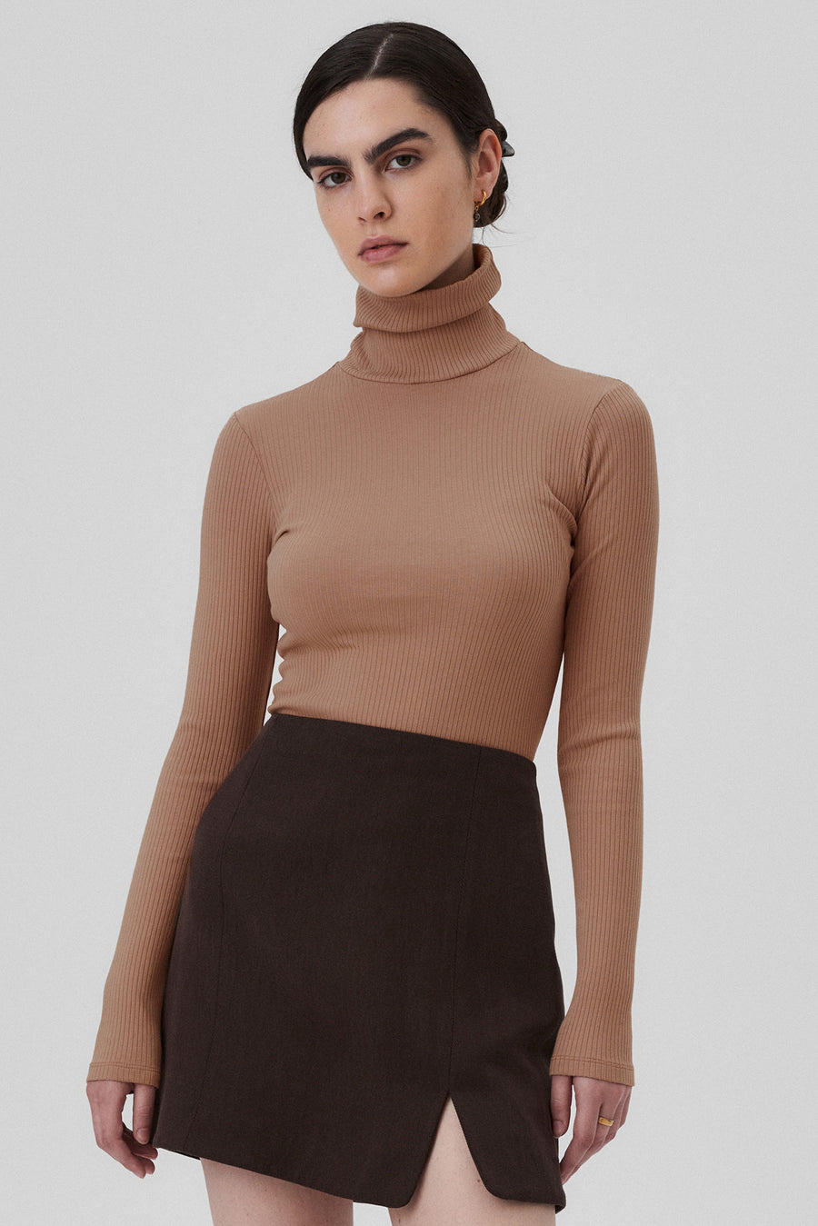 Turtleneck in organic cotton / 15 / 02 / coffee cream *tencel-skirt-07-02-dark-chocolate* ?The model is 172cm tall and wears size XS? |