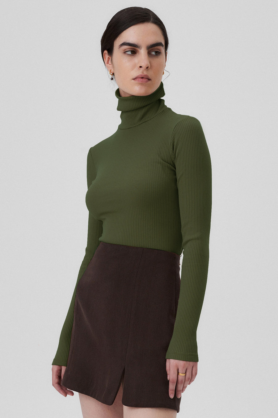 Turtleneck in organic cotton / 15 / 02 / olive garden *tencel-skirt-07-02-dark-chocolate* ?The model is 172cm tall and wears size XS? |