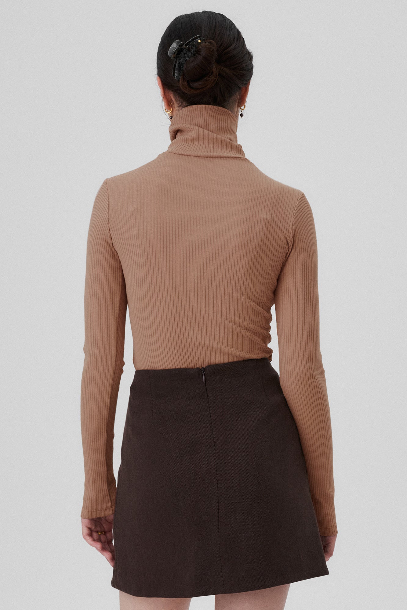 Turtleneck in organic cotton / 15 / 02 / coffee cream *tencel-skirt-07-02-dark-chocolate* ?The model is 172cm tall and wears size XS? |