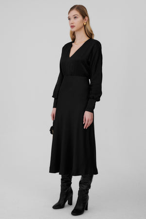 Dress in viscose / 03 / 12 / onyx black ** ?The model is 177cm tall and wears size S?