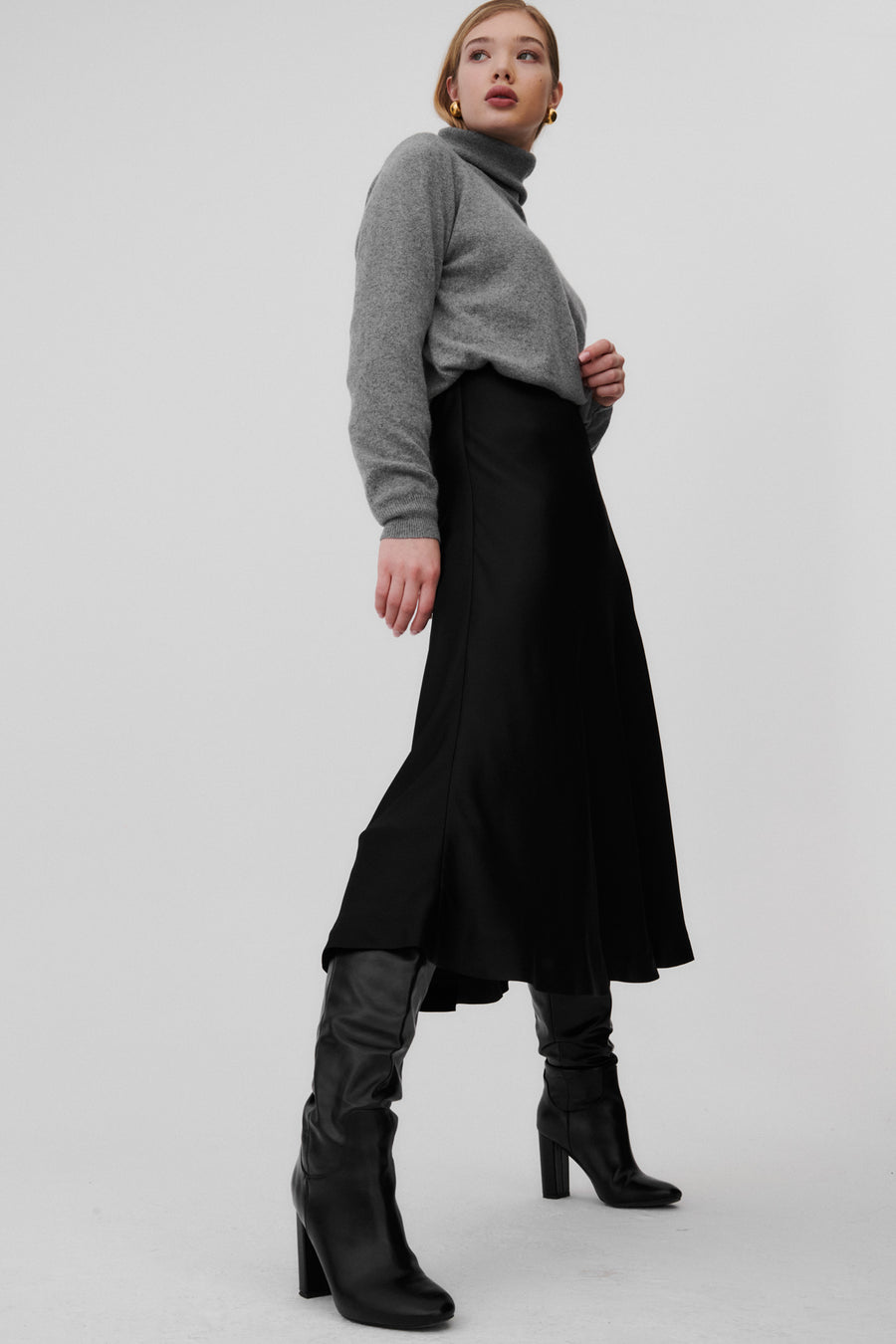 Dress in viscose / 03 / 12 / onyx black *sweater-in-cashmere-16-13-grey-stone* ?The model is 177cm tall and wears size S?