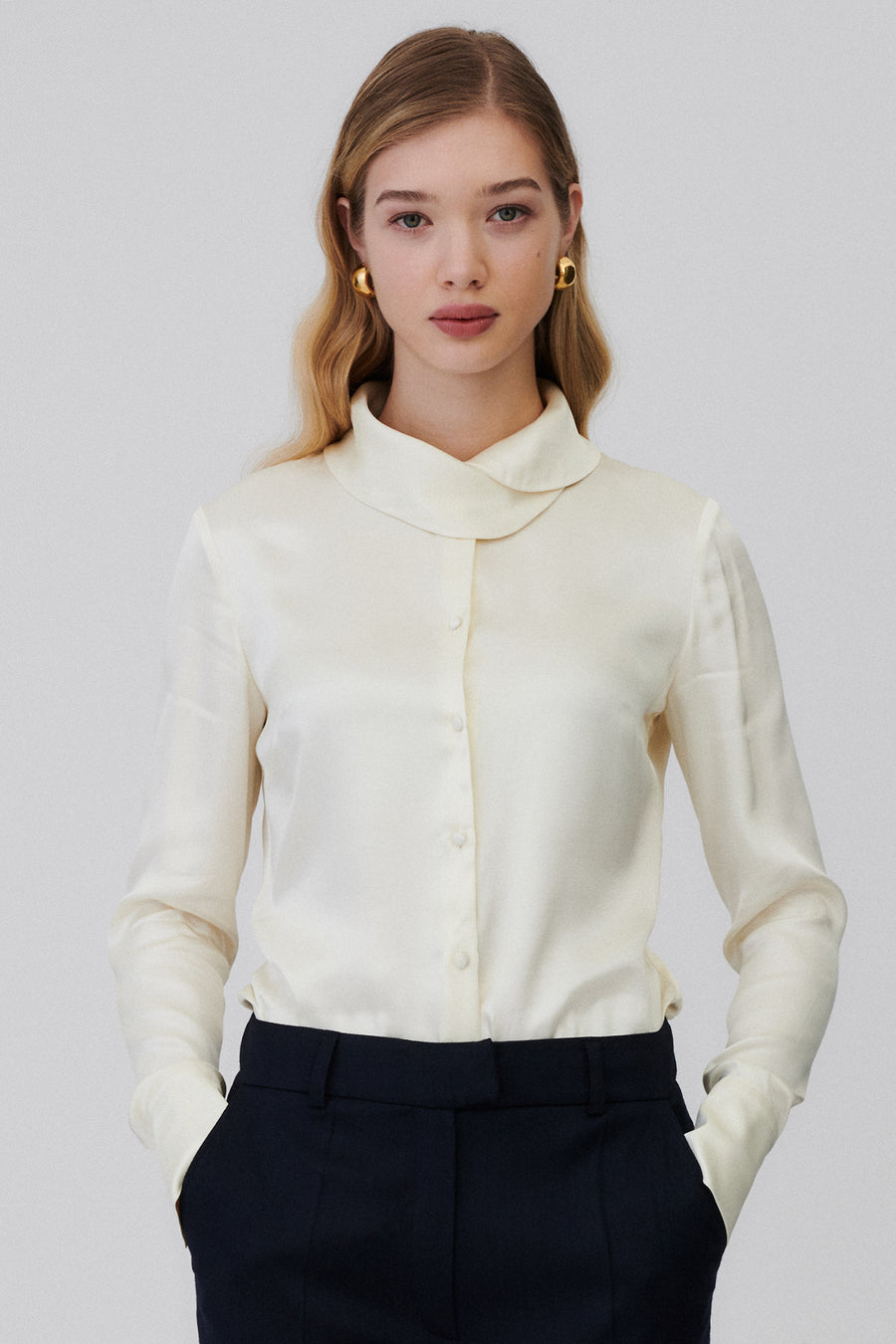 Shirt in viscose / 12 / 04 / cream white ** ?The model is 177cm tall and wears size S?