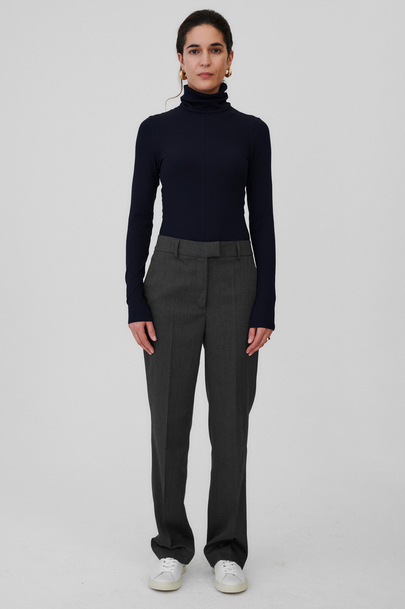 Wool blend trousers / 05 / 15 / granite grey *bodysuit-in-organic-cotton-01-34-night-blue* ?The model is 176cm tall and wears size S?