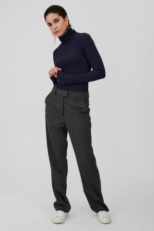Bodysuit in organic cotton / 01 / 34 / night blue *wool-blend-trousers-05-15-granite-grey* ?The model is 176cm tall and wears size S?