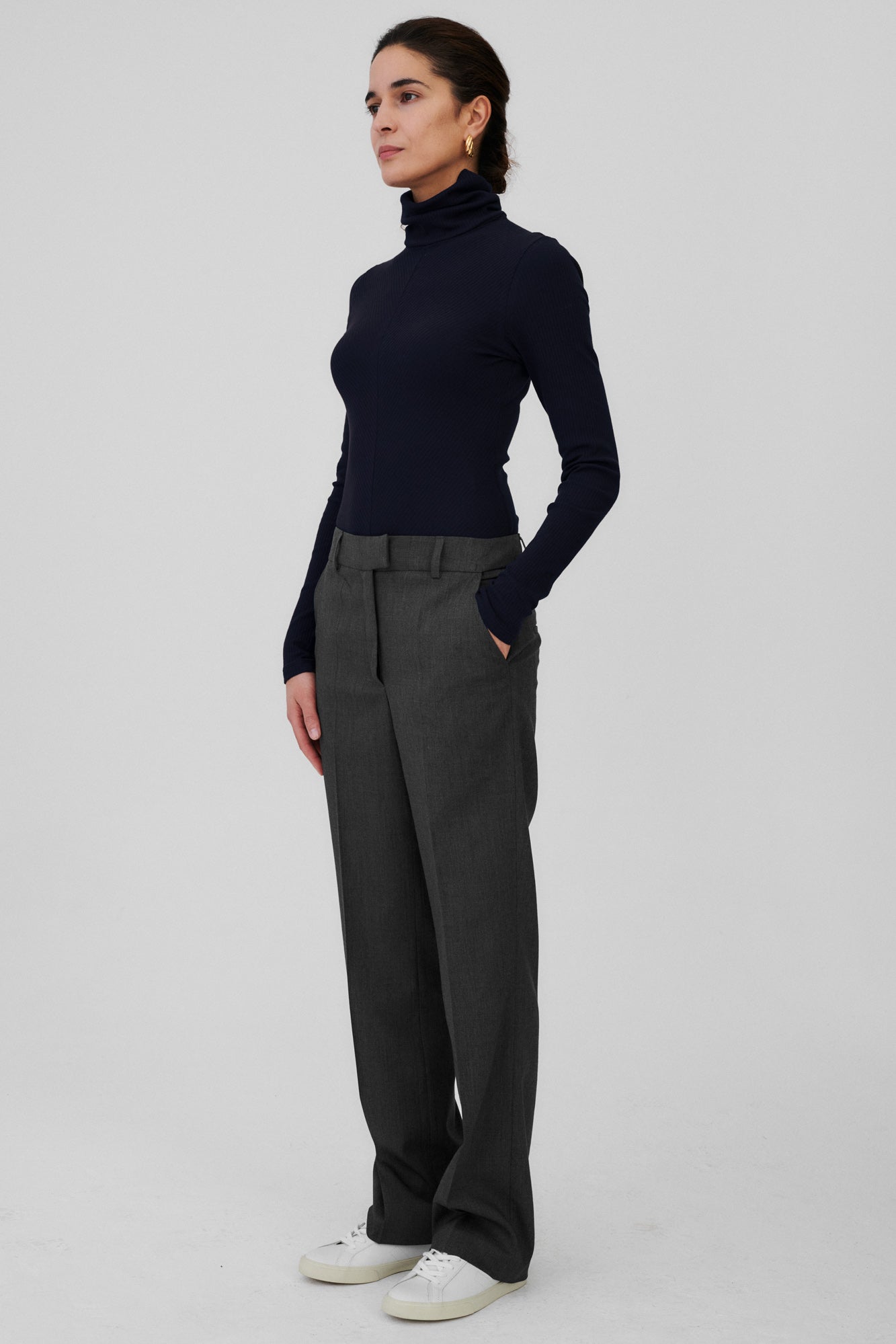 Wool blend trousers / 05 / 15 / granite grey *bodysuit-in-organic-cotton-01-34-night-blue* ?The model is 176cm tall and wears size S?