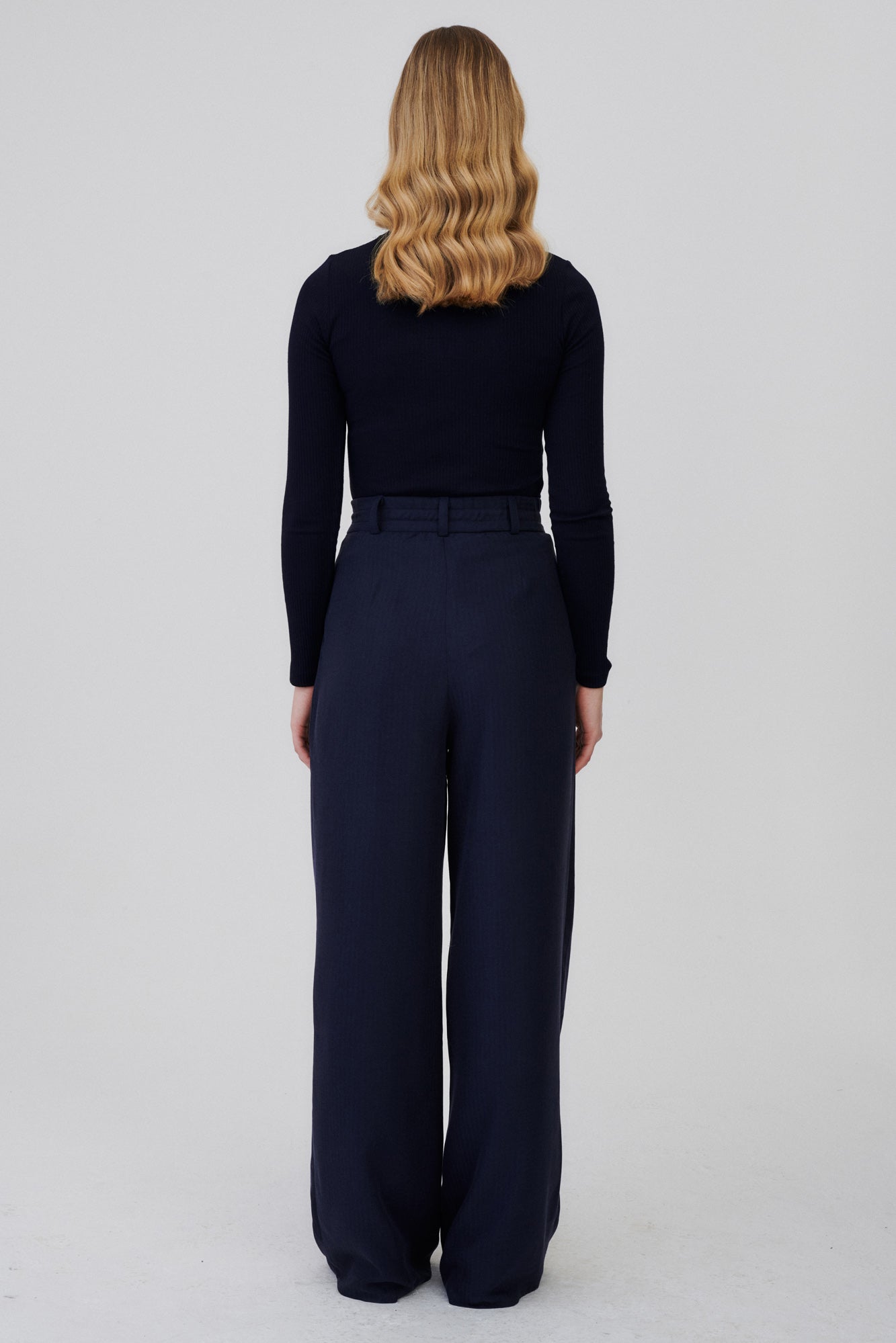 Lyocell trousers / 05 / 02 / blueberry *longsleeve-in-organic-cotton-14-01-night-blue* ?The model is 177cm tall and wears size S?