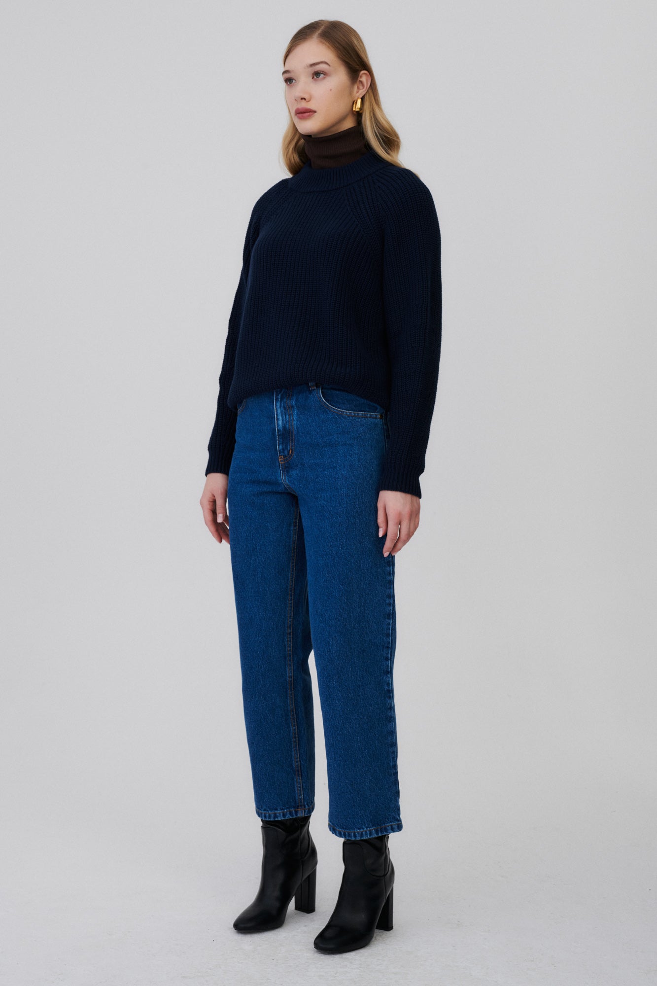 Cropped jeans from recycled cotton / 05 / 12 / medium indigo