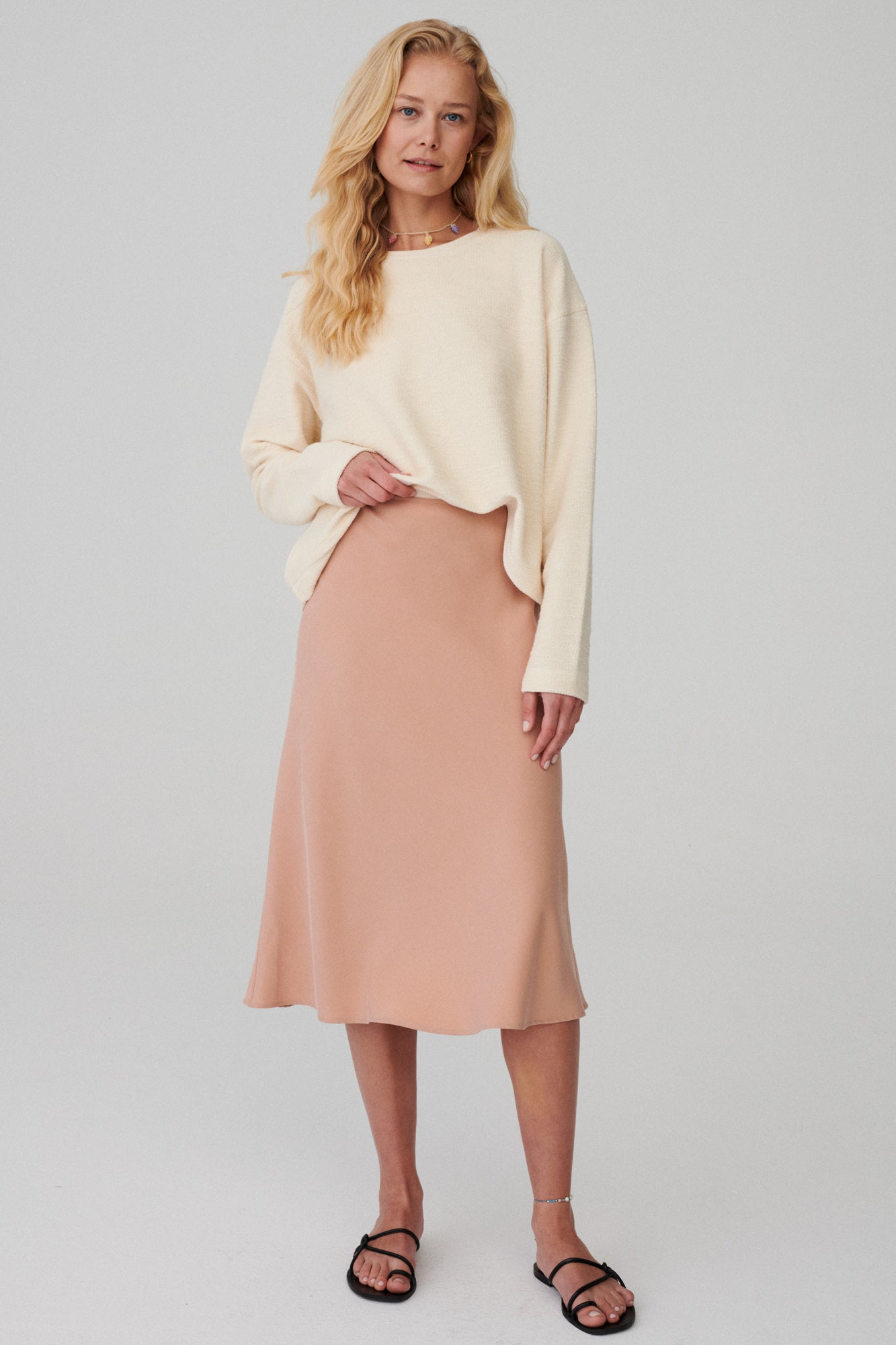 Sweatshirt in cotton / 14 / 04 / unbleached *skirt-in-tencel-07-05-peach-flower* ? The model is 173 cm tall and wears size XS/S?