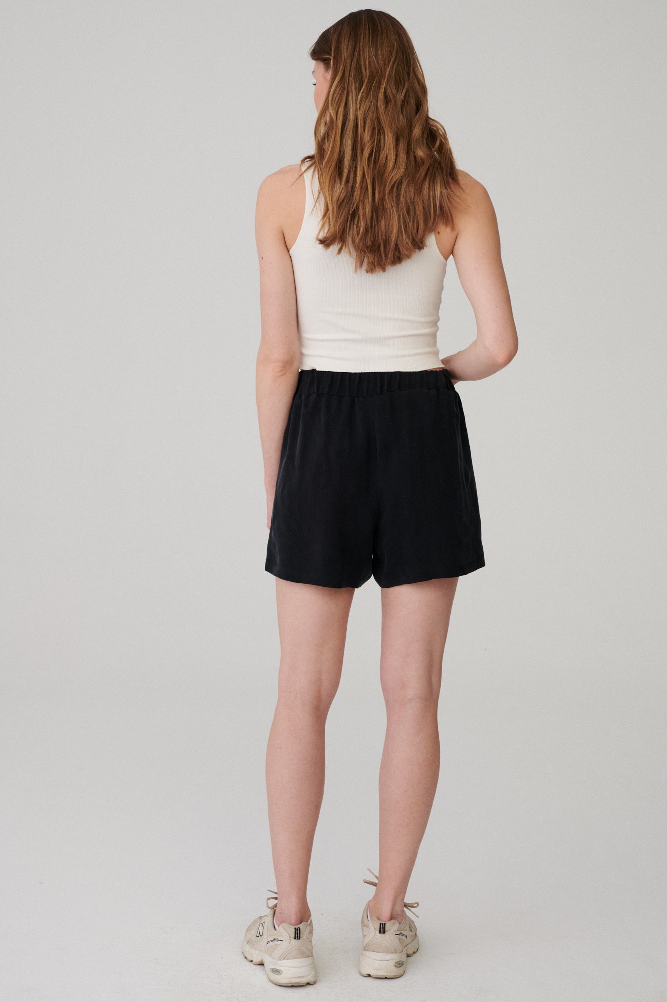 Top in organic cotton / 10 / 02 / cream white *shorts-in-cupro-09-08-graphite* ?The model is 177 cm high and wears size S?