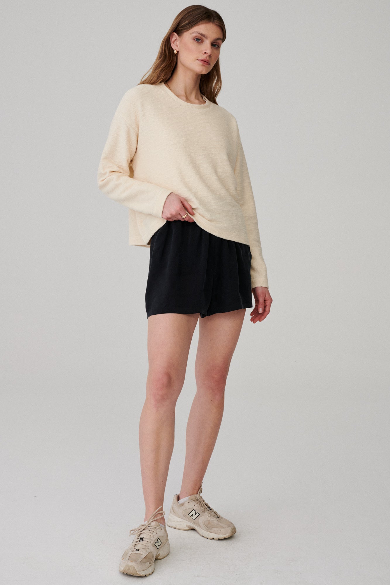 Sweatshirt in cotton / 14 / 04 / unbleached *shorts-in-cupro-09-08-graphite* ? The model is 177 cm taLl and wears size XS/S?