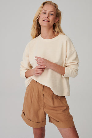 Sweatshirt in cotton / 14 / 04 / unbleached  ? The model is 173 cm tall and wears size XS/S?