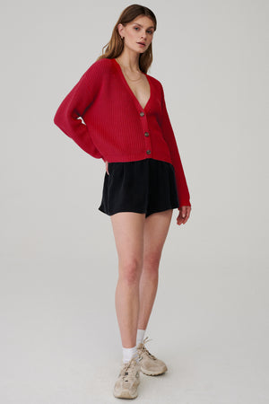 Cardigan in organic cotton / 16 / 06 / orchid red / recycled plastic buttons *shorts-in-cupro-09-08-graphite* ?The model is 177 cm tall and wears size XS/S?