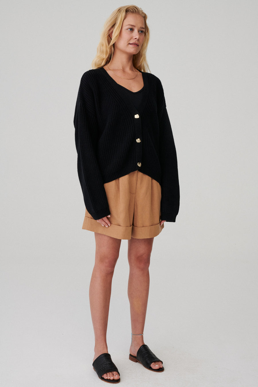 Cardigan in organic cotton / 16 / 06 / onyx black / gold wave buttons ?The model is 173 cm tall and wears size XS/S?