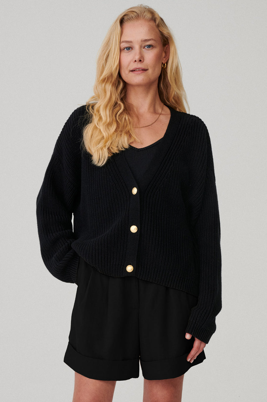 Cardigan in organic cotton / 16 / 06 / onyx black / gold metal buttons ?The model is 173 cm tall and wears size XS/S?