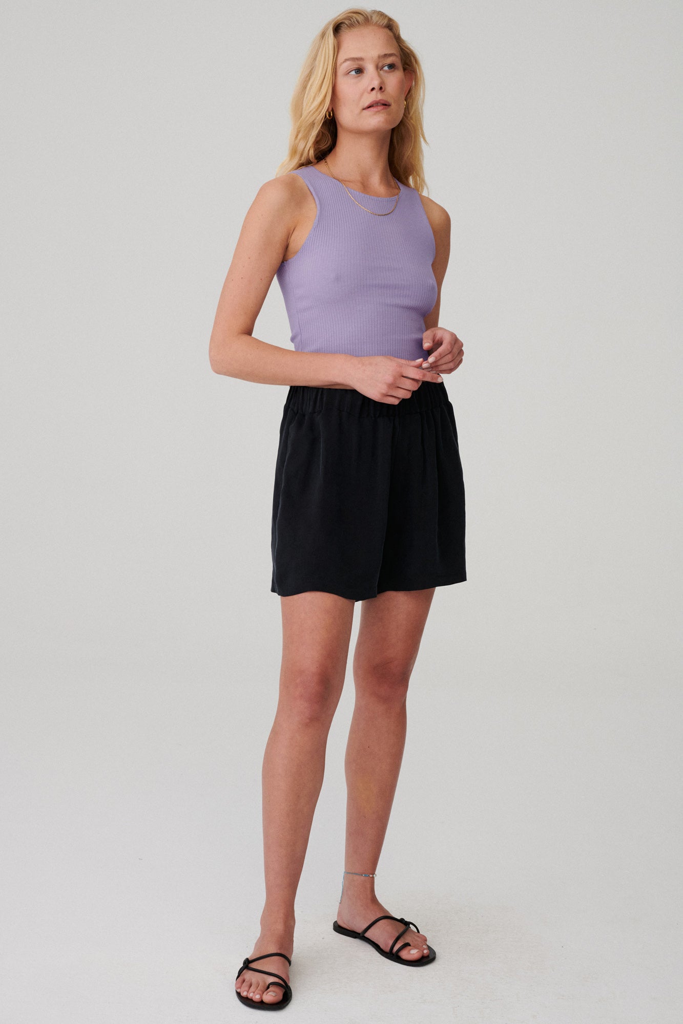 Top in organic cotton / 10 / 02 / acai fruit *shorts-in-cupro-09-08-graphite* ?The model is 173 cm high and wears size S?