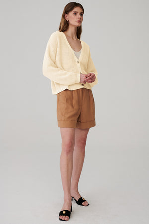 Cardigan in organic cotton / 16 / 06 / cream white / gold wave buttons ?The model is 177 cm tall and wears size XS/S?