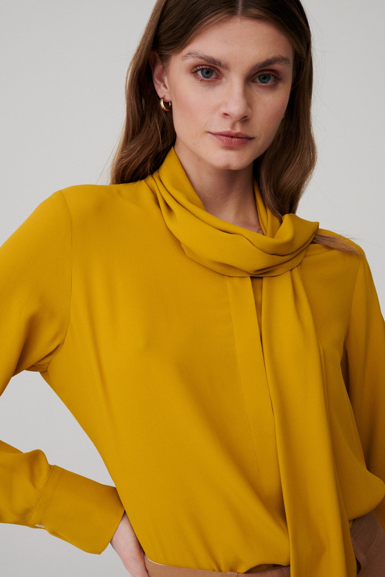 Shirt in viscose and silk / 12 / 07 / goldenrod honey ?The model is 177cm tall and wears size S? |