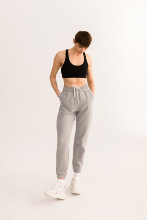 Sweatpants in organic cotton / 04 / 03 / mist grey *sports-bra-10-11-onyx-black* ?The model is 178cm tall and wears size S? |