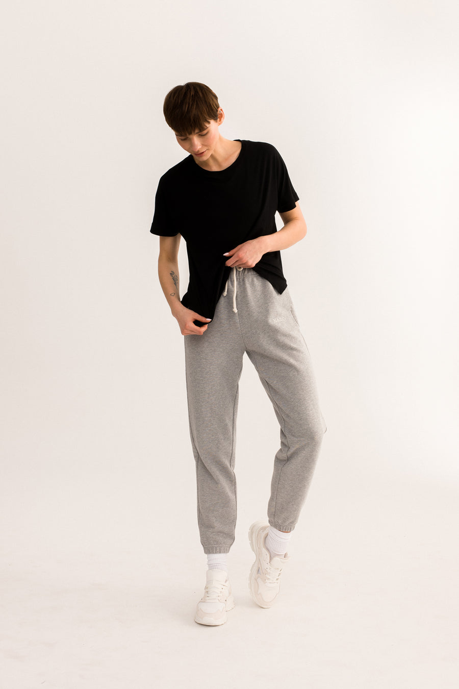 Sweatpants in organic cotton / 04 / 03 / mist grey *t-shirt-in-organic-cotton-13-02-onyx-black* ?The model is 178cm tall and wears size S? |